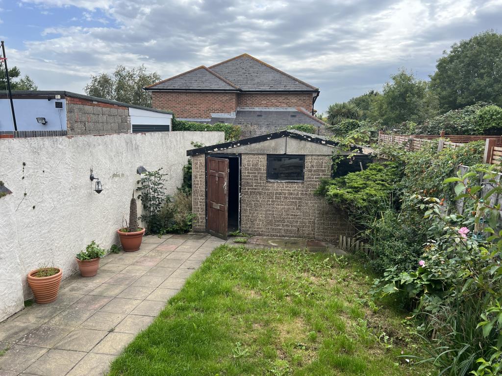 Lot: 78 - END-TERRACE THREE-BEDROOM HOUSE - Garden